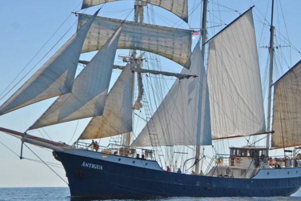 Antigua unter Segeln Antigua unter Segeln