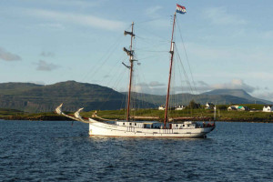 Flying Dutchman vor Anker in Schottland