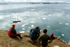 Blick von der Klippe auf Eisschollen und das Schiff Noorderlicht