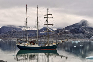 Antigua Spitzbergen im Fjord